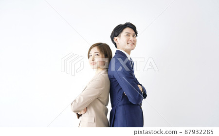 女商人和商人手臂折疊白色背景 87932285
