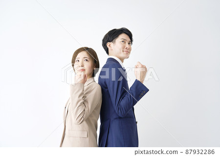 女商人和商人膽量構成白色背景 87932286