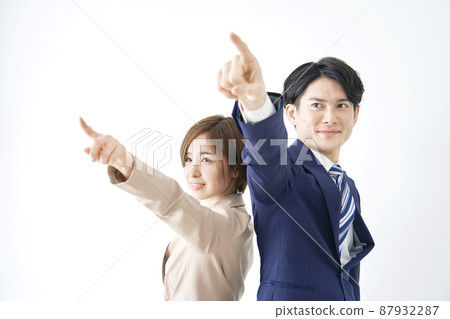 指向女商人和商人的白色背景 87932287