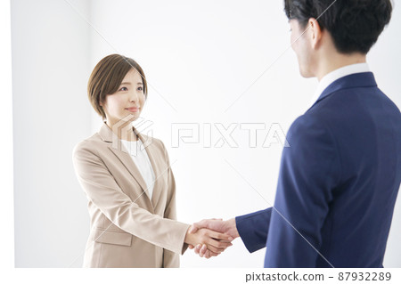 在女商人和商人之間的握手 87932289