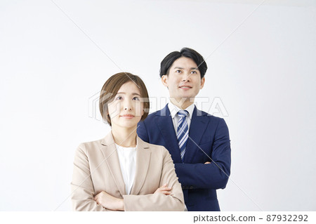 女商人和商人雙臂交叉 87932292