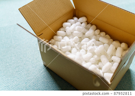 Packing material and cardboard box 87932811