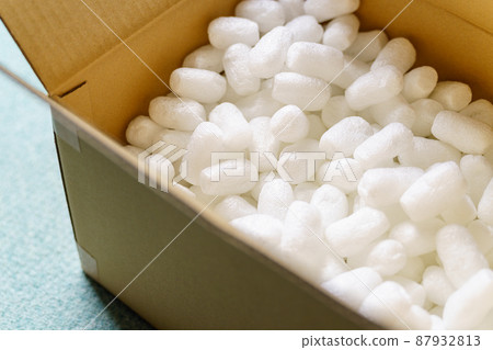 Packing material and cardboard box 87932813