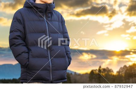 黃昏時在大自然中穿羽絨服的男人 87932947