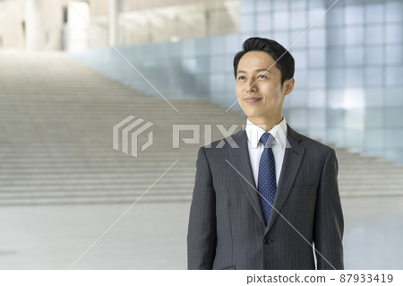 A smiling businessman in his thirties 87933419