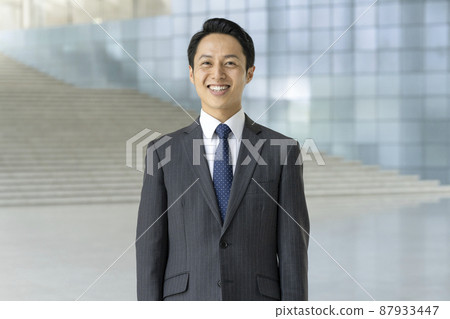 一個三十多歲的商人微笑著看著相機 一個三十多歲的商人微笑著看著相機 87933447