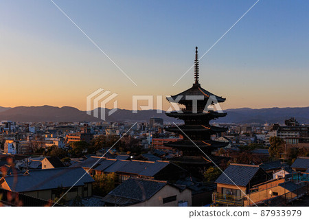 Yasaka Tower "Kyoto Sightseeing" dyed in the setting sun 87933979