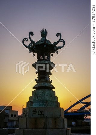 黃昏的瀨戶內海港區公園田助燈籠（香川縣丸龜市） 87934252
