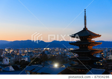 Yasaka Tower "Kyoto Sightseeing" illuminated with magic hour 87934286