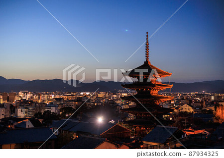 Yasaka Tower "Kyoto Sightseeing" illuminated with magic hour Yasaka Tower "Kyoto Sightseeing" illuminated with magic hour 87934325