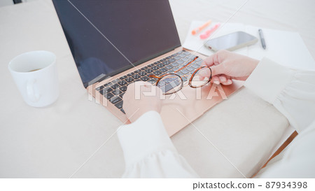 PC female keyboard and hand 87934398