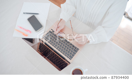 PC female keyboard and hand 87934400