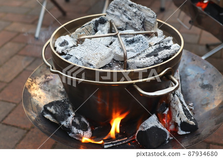 Photo of cooking a Dutch oven with charcoal Photo of cooking a Dutch oven with charcoal 87934680