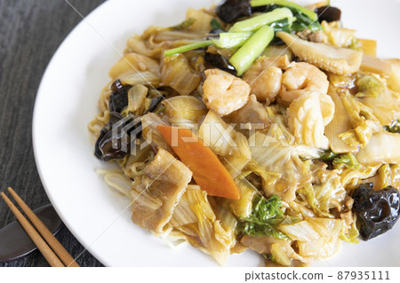 Delicious Chinese seafood fried noodles 87935111