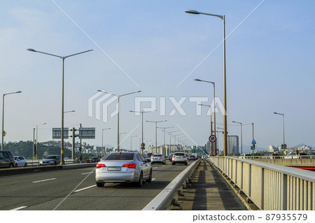 聖水橋周圍的風景,車輛經過 聖水橋周圍的風景,車輛經過 87935579