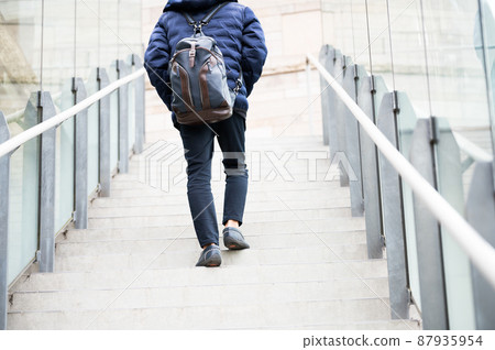 老人無臉爬樓梯 老人無臉爬樓梯 87935954