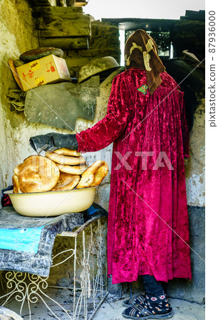 Baking Tajik bread 87936000