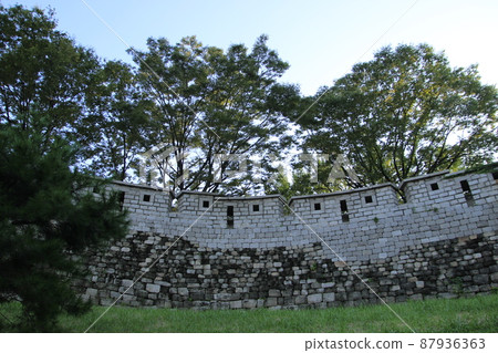 Scenery of Hanyang City Wall in Naksan Park Scenery of Hanyang City Wall in Naksan Park 87936363