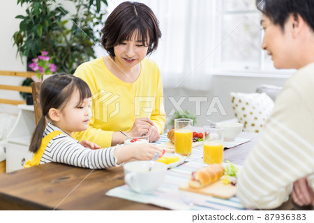 家庭餐桌嬰兒父母和孩子 87936383