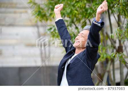 做完萬歲後笑得開心的老人 87937083