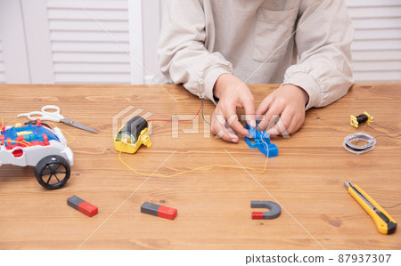 Elementary school boy doing independent studies at home 87937307