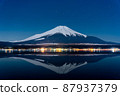 從山中湖眺望富士山和倒置的富士山夜景(山梨縣) 從山中湖眺望富士山和倒置的富士山夜景(山梨縣) 87937379