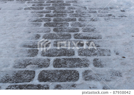 由於積雪而結冰的路面 由於積雪而結冰的路面 87938042