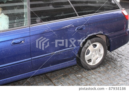 因摩擦側面而凹陷的汽車 因摩擦側面而凹陷的汽車 87938186