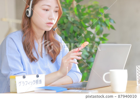 準備圖表以在在線圖形會議上分享的女性 1 87940010