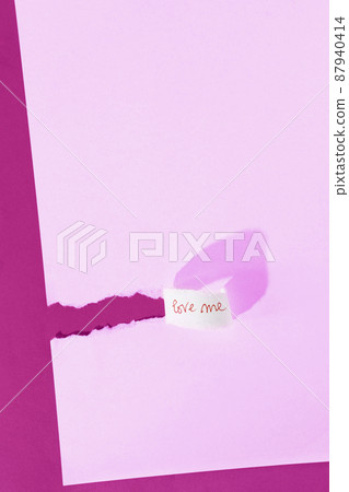 Word love me on purple background Word love me on purple background 87940414