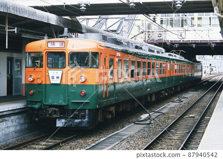 169系列快速復興信州在長野站等待出發 87940542