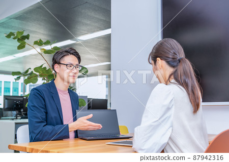 Businessmen and businesswomen having meetings in the free address office Businessmen and businesswomen having meetings in the free address office 87942316
