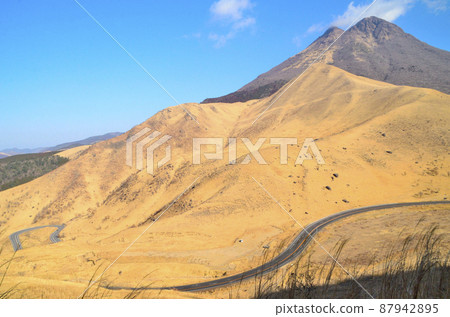 Yufu-dake in early spring Yufu-dake in early spring 87942895