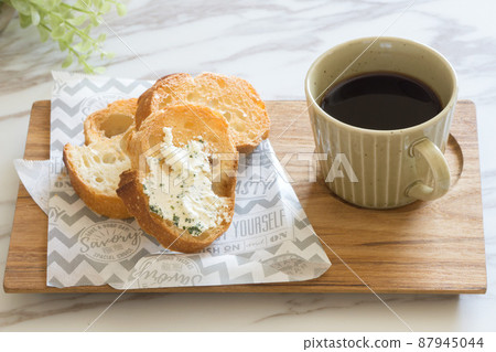 奶油芝士吐司早餐黑咖啡 87945044