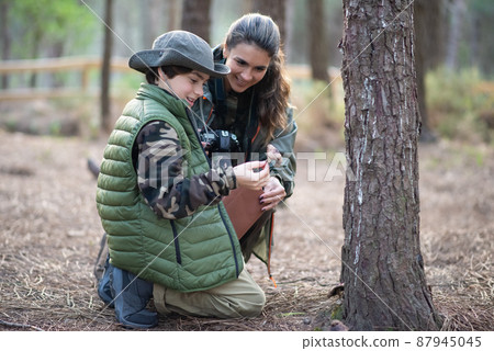 Family of amateur photographers in forest 87945045