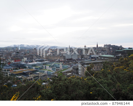 Cityscape seen from the hills of Edinburgh 87946144