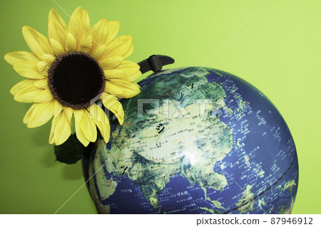 Earth globe and sunflower (artificial flower) Earth globe and sunflower (artificial flower) 87946912