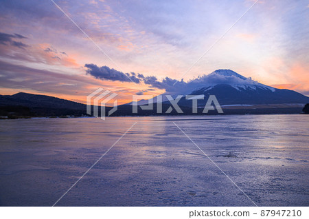 (山梨縣)黃昏天空和富士山/山中湖 (山梨縣)黃昏天空和富士山/山中湖 87947210