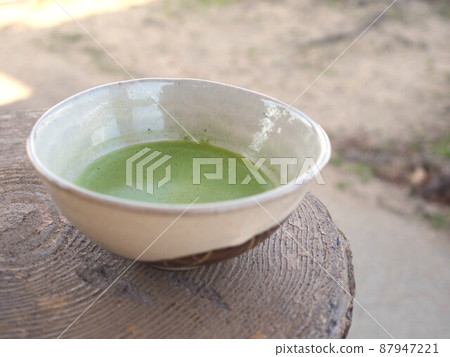 Nodate: Making tea outdoors 87947221