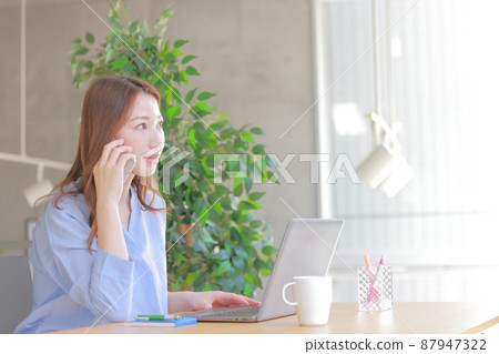 女商人一邊聽電話一邊追踪她的記憶 2 87947322