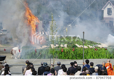 Tokyo Takaoyama Yakuouin Firewalking Festival 87947708