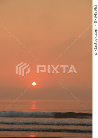 Sunrise scenery from Kujukuri beach Sunrise scenery from Kujukuri beach 87948962