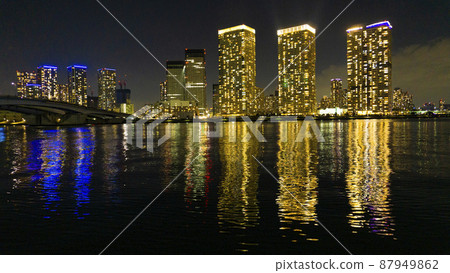 Night view of a high-rise condominium along an urban river_38 87949862