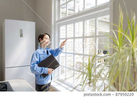 Female remodeling inspection of work clothes 87950220