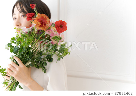拿著花束的女人 87951462