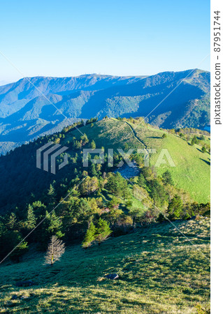 Shinshu Venus Line / Mt. Mitsumine trekking (view from the summit toward Utsukushigahara) 87951744