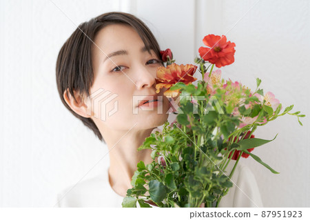 Portrait of a woman holding a bouquet Portrait of a woman holding a bouquet 87951923