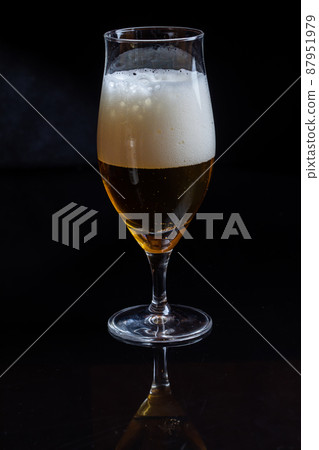 啤酒倒入玻璃杯 啤酒倒入玻璃杯 87951979