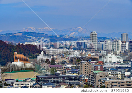 從樹木之城、廣瀨川、大滿寺、大滿寺的境內遠眺泉岳和船形山。 從樹木之城、廣瀨川、大滿寺、大滿寺的境內遠眺泉岳和船形山。 87951980