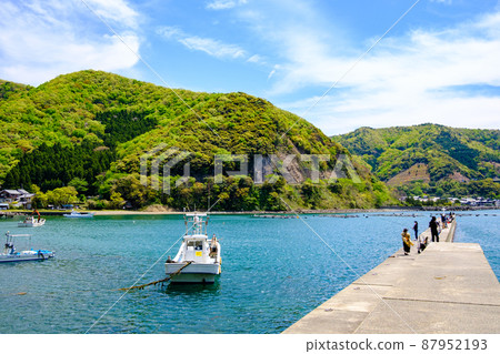 Wakasa Obama Tagarasu Port and Tsurihime Port Sea and Myojinbana Lighthouse 87952193